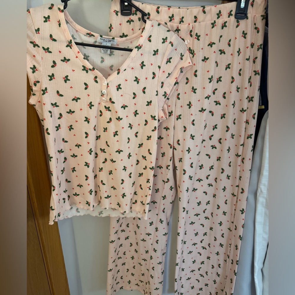 Pink mistletoe Christmas pajama sets, long pants, short sleeve, size small.
